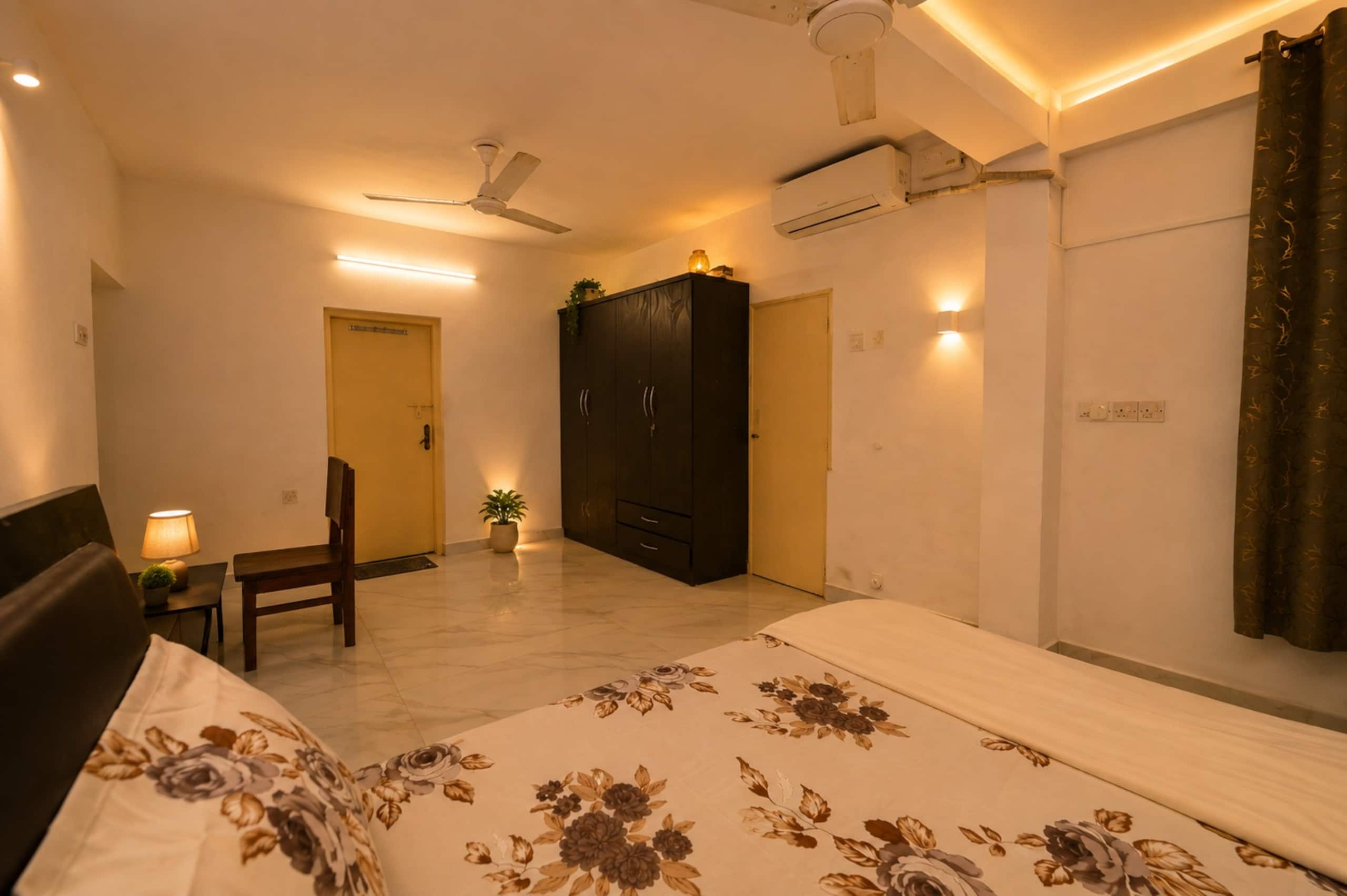 Spacious 2bhk flat! pool & close toTitos & beach 23
