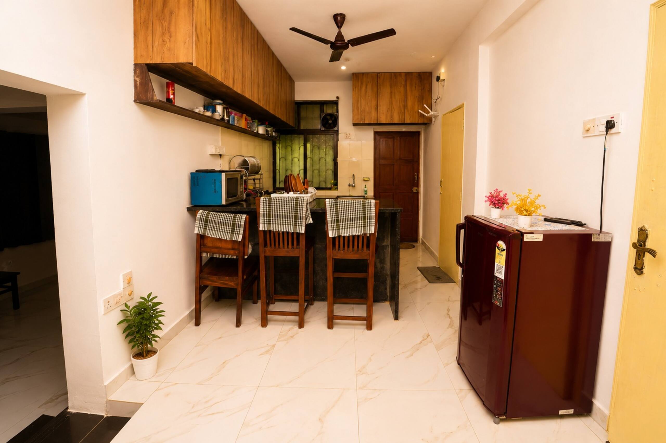 Spacious 2bhk flat! pool & close toTitos & beach 11