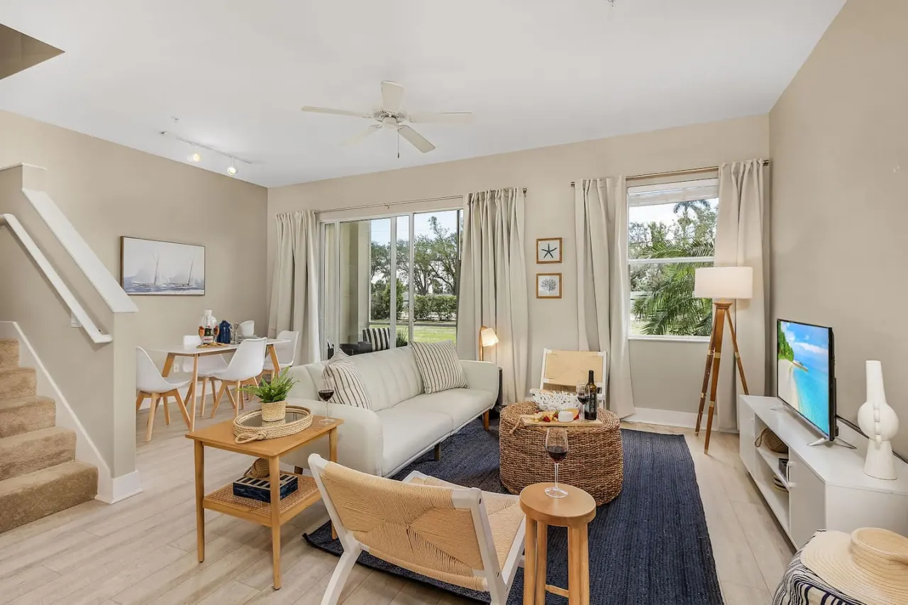 Modern Townhouse close to beaches 2
