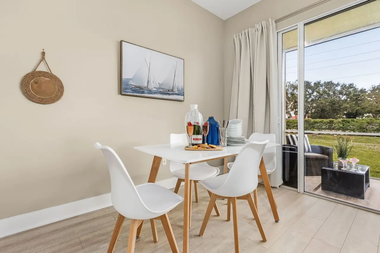 Modern Townhouse close to beaches 10