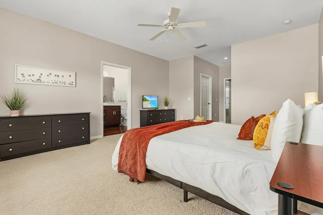 Modern Townhouse close to beaches 11