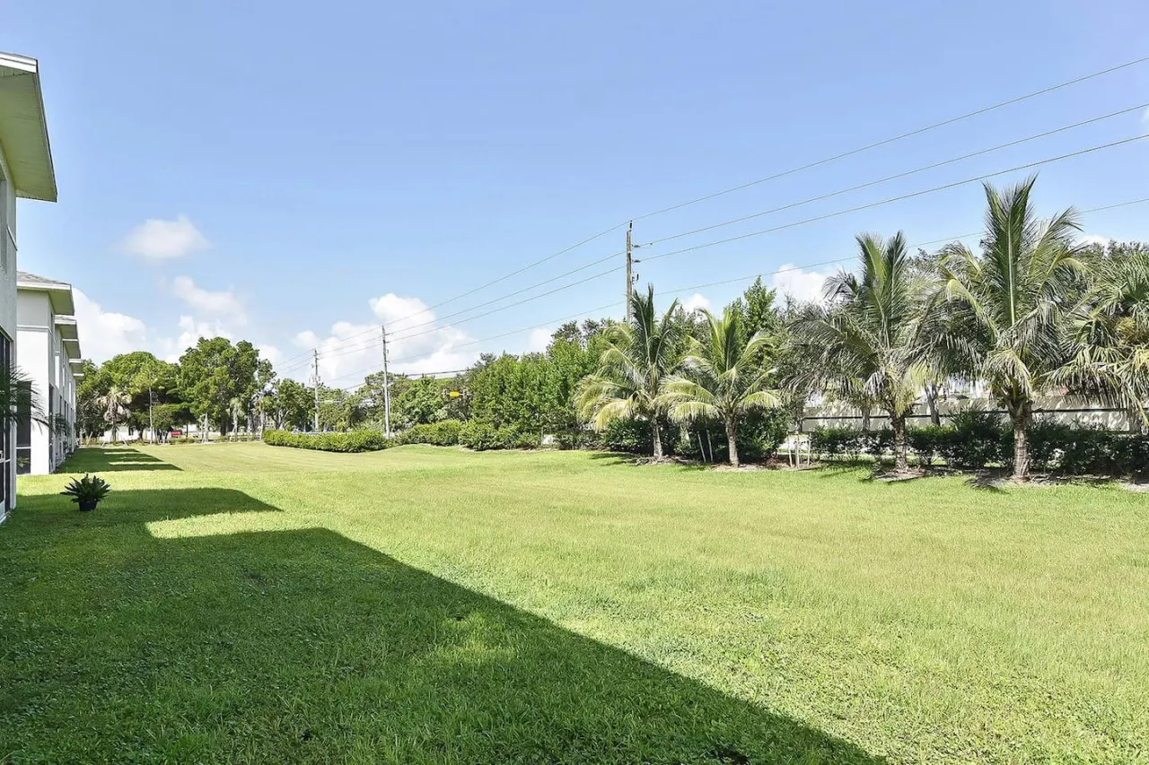 Modern Townhouse close to beaches 17