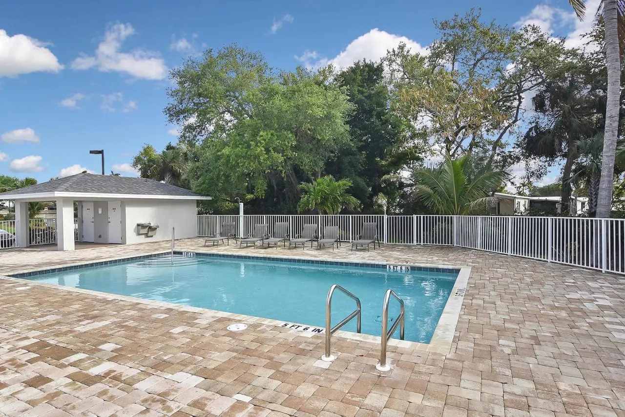 Modern Townhouse close to beaches 18