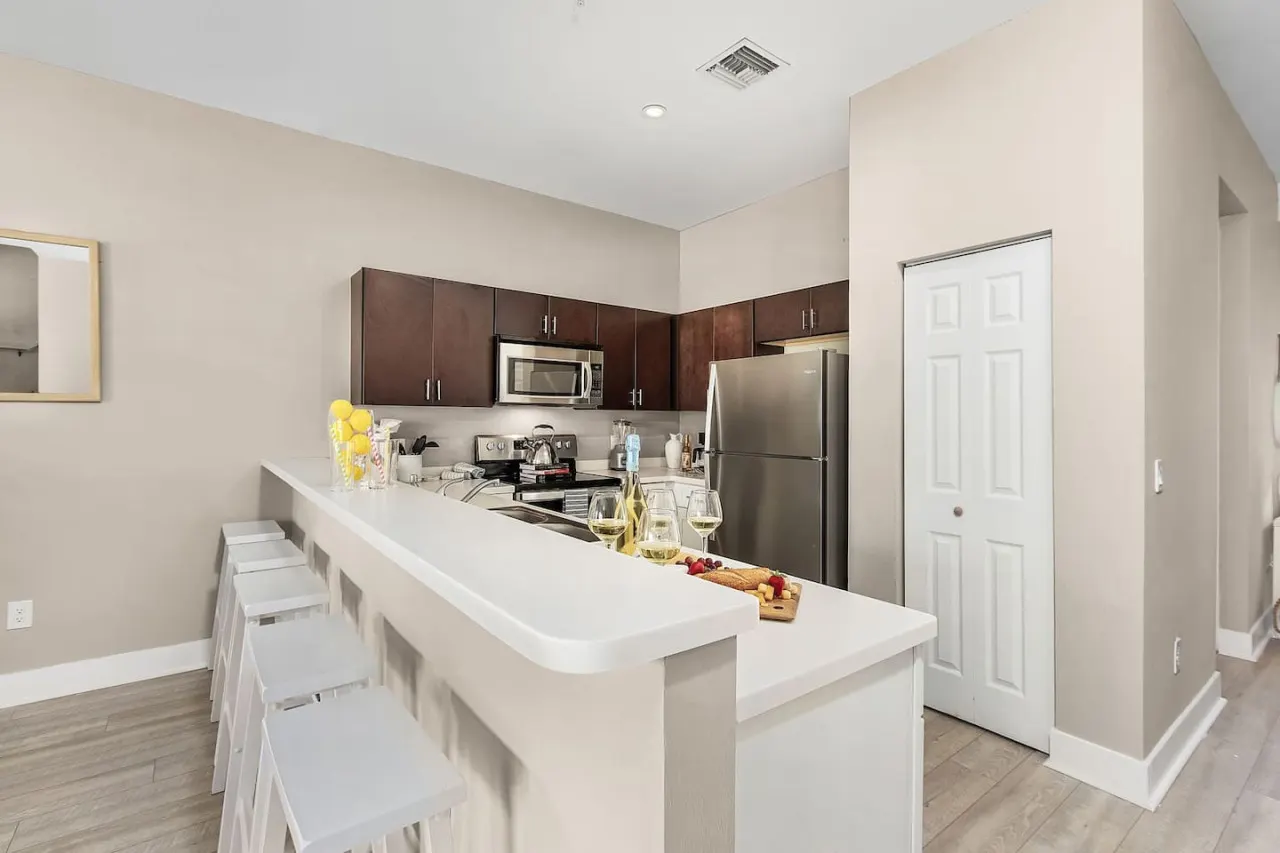 Modern Townhouse close to beaches 3