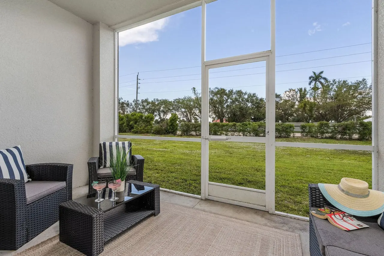 Modern Townhouse close to beaches 5