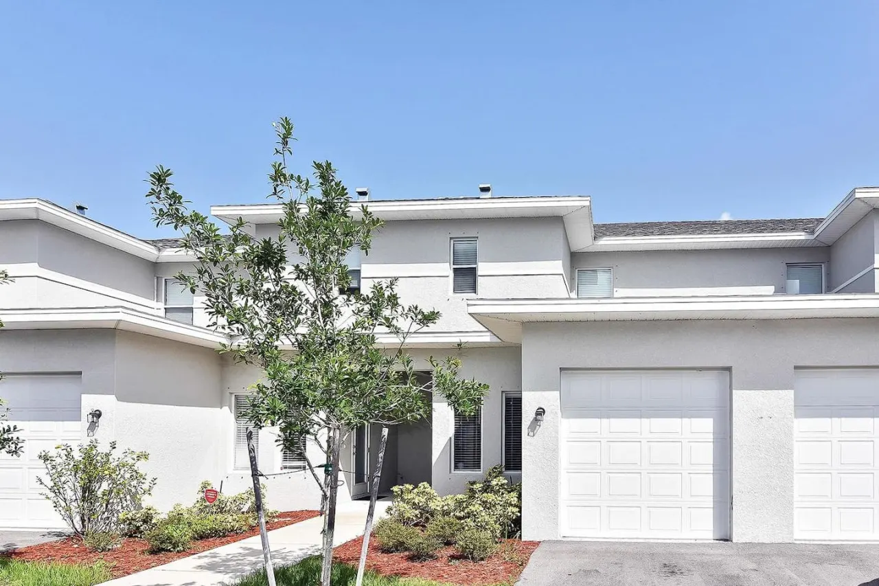 Modern Townhouse close to beaches 6