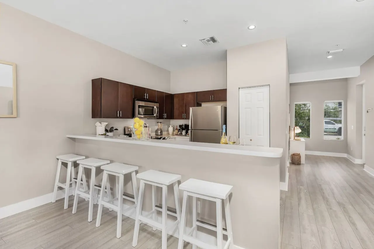 Modern Townhouse close to beaches 8