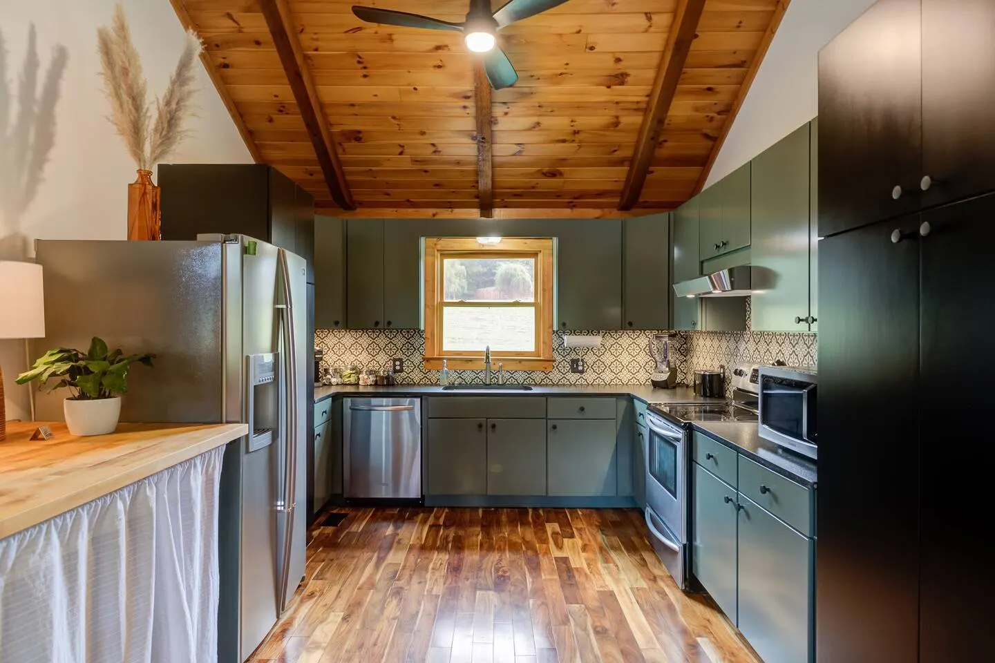 Stunning 25-Acre Oxford Escape Waterfront BBQ 16