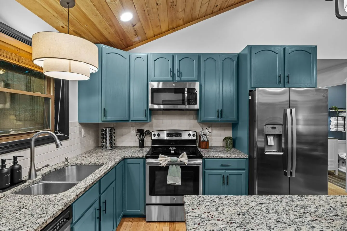 Game Room, Hot Tub & Sauna, evcharger, kayaks/lake 17