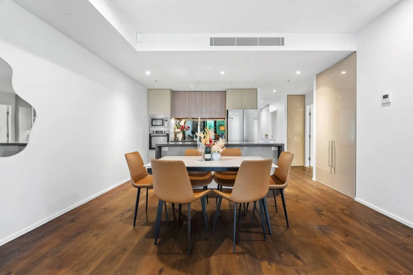 Airport & CBD Access 3BR + 2 Parking 9
