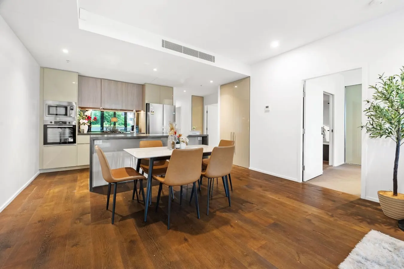 Airport & CBD Access 3BR + 2 Parking 10