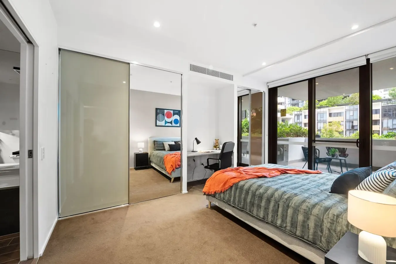 Airport & CBD Access 3BR + 2 Parking 12
