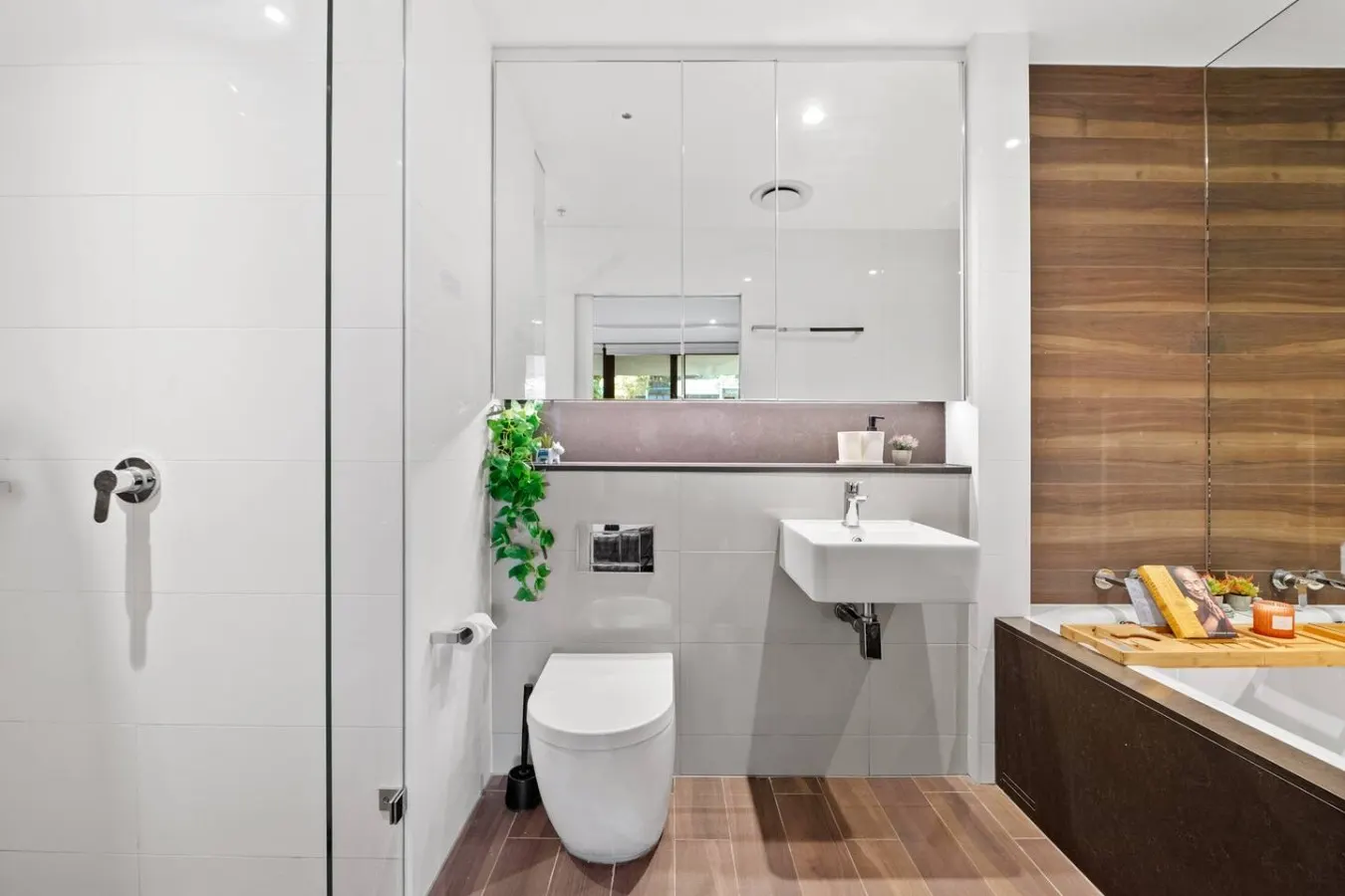 Airport & CBD Access 3BR + 2 Parking 17