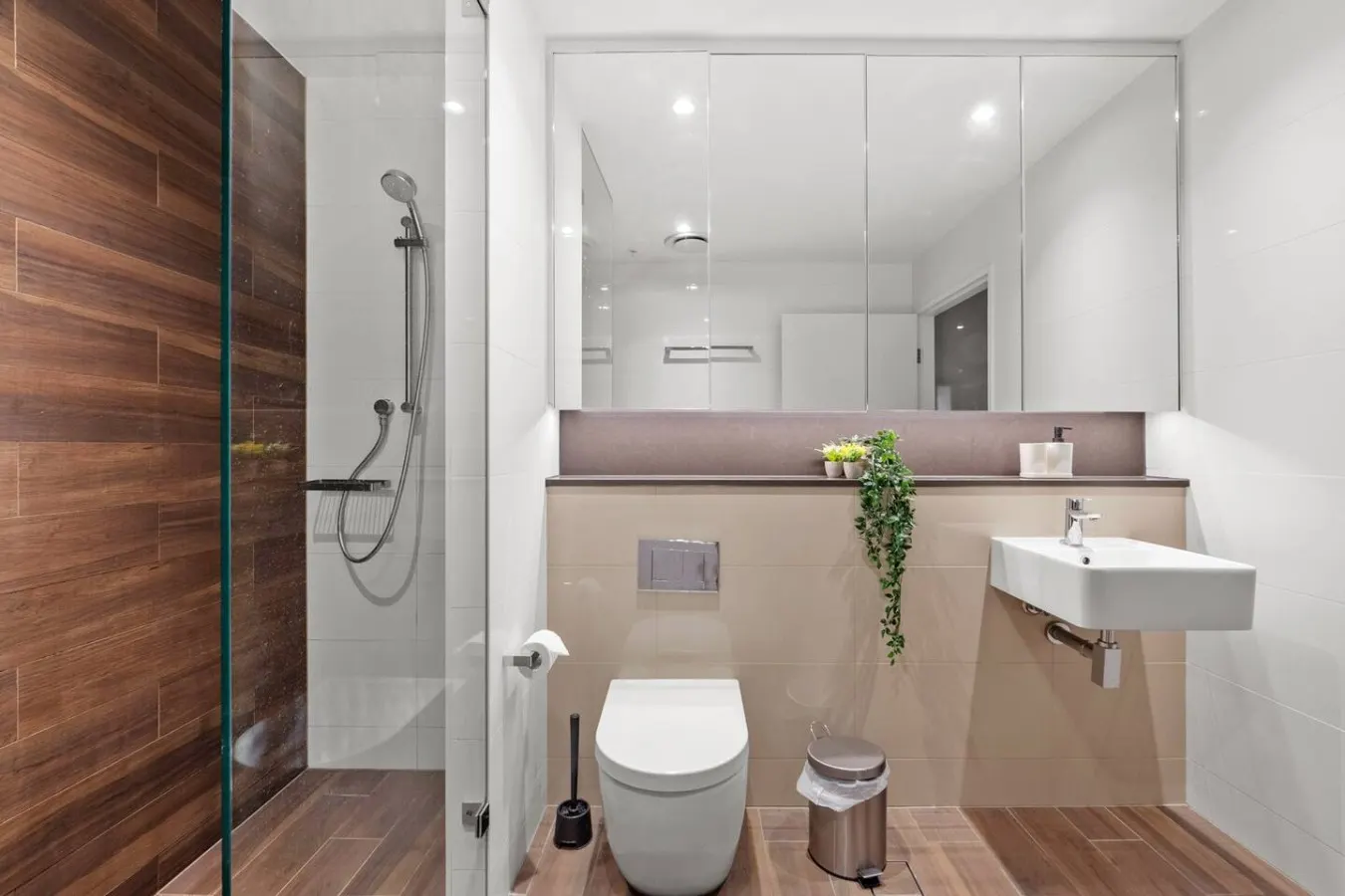 Airport & CBD Access 3BR + 2 Parking 18