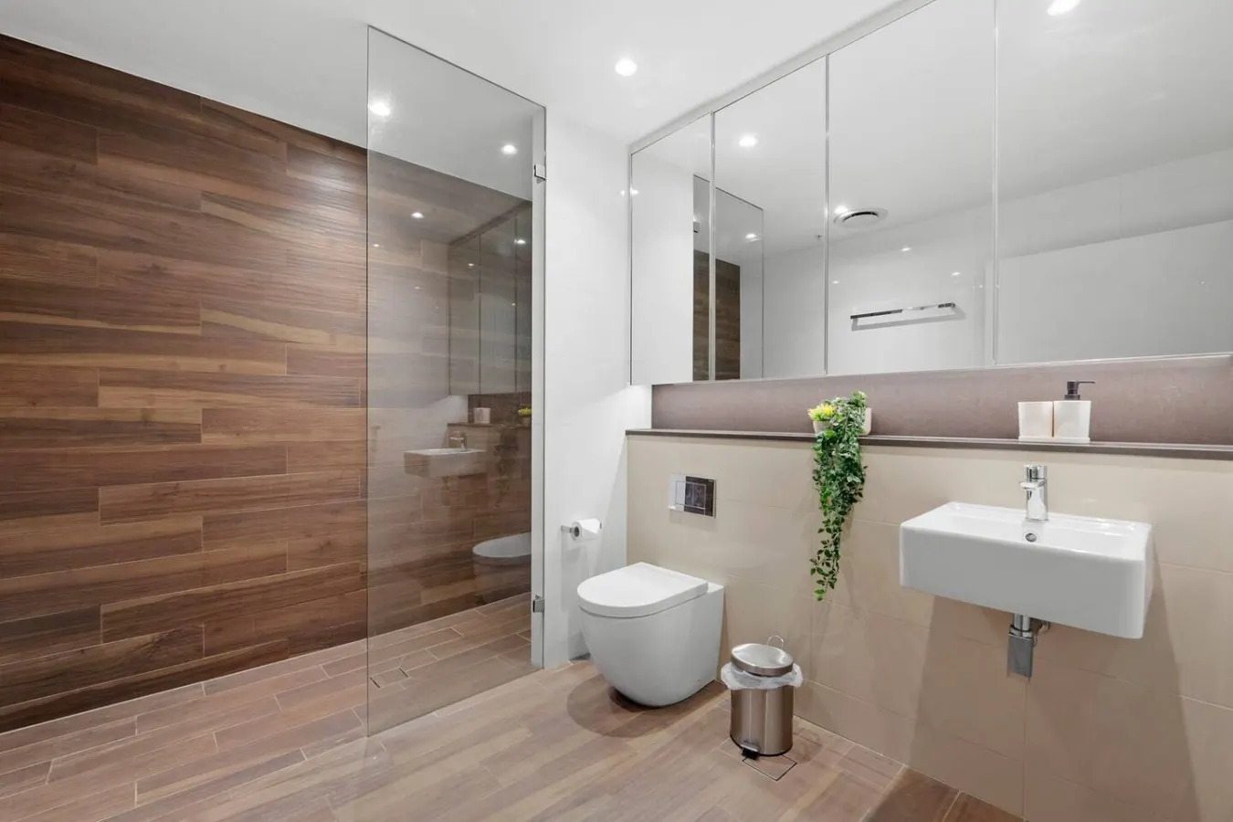 Airport & CBD Access 3BR + 2 Parking 19