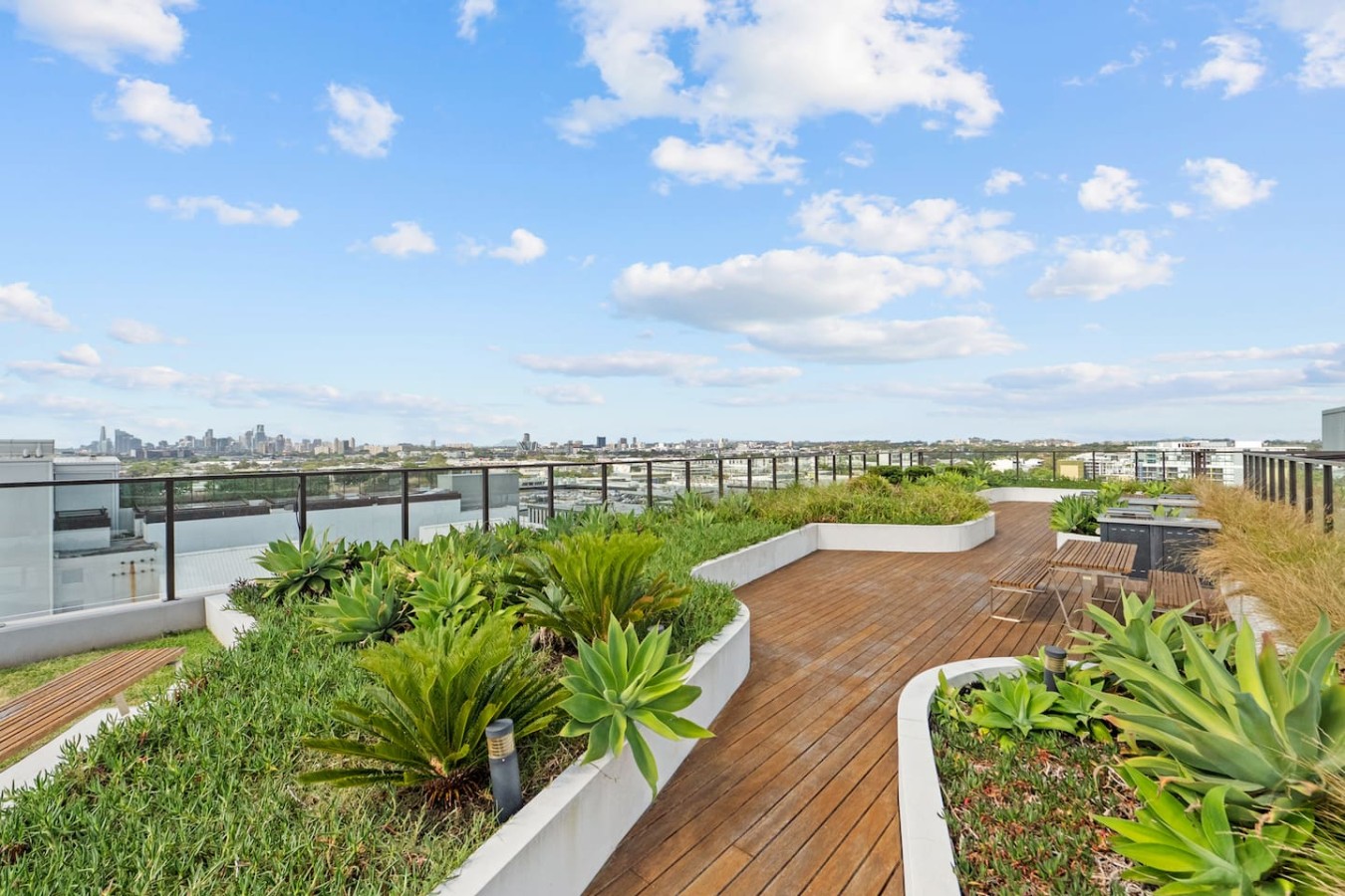 Airport & CBD Access 3BR + 2 Parking 3