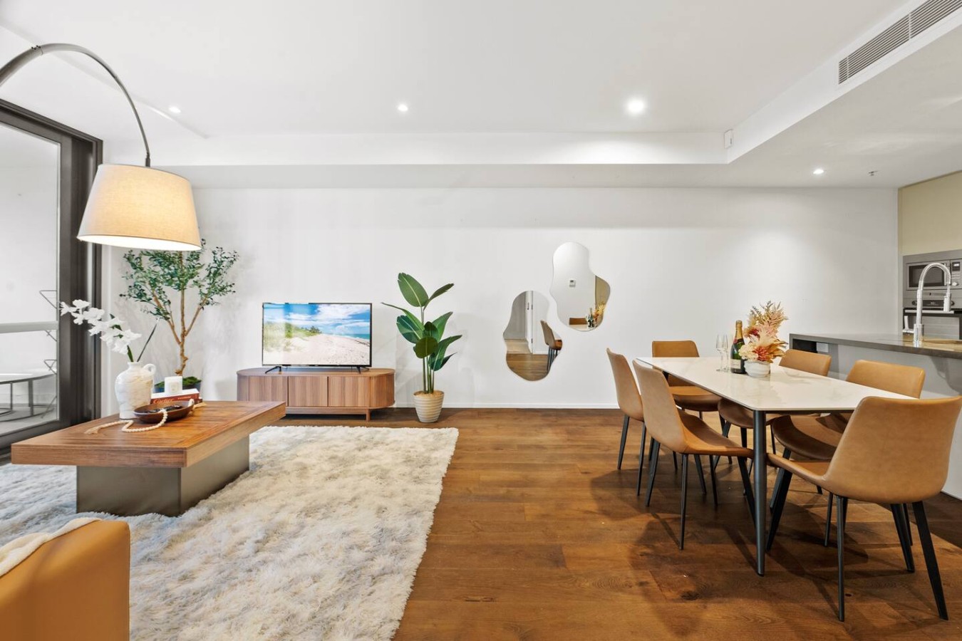 Airport & CBD Access 3BR + 2 Parking 4