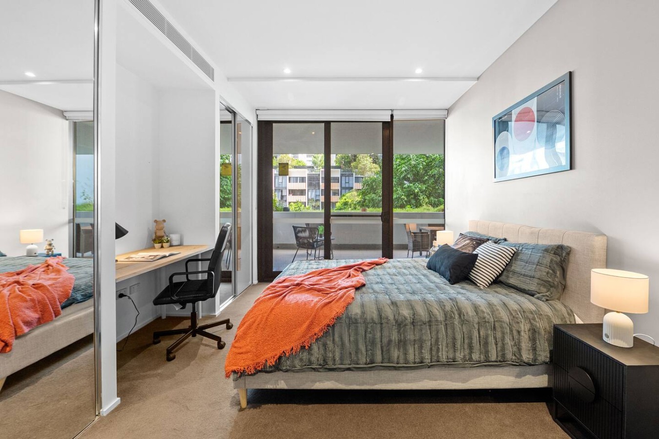 Airport & CBD Access 3BR + 2 Parking 5
