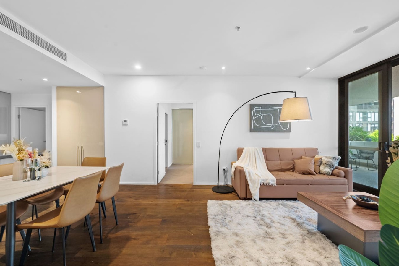 Airport & CBD Access 3BR + 2 Parking 6