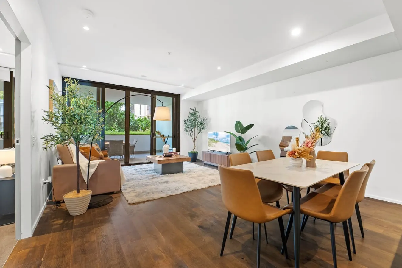 Airport & CBD Access 3BR + 2 Parking 8