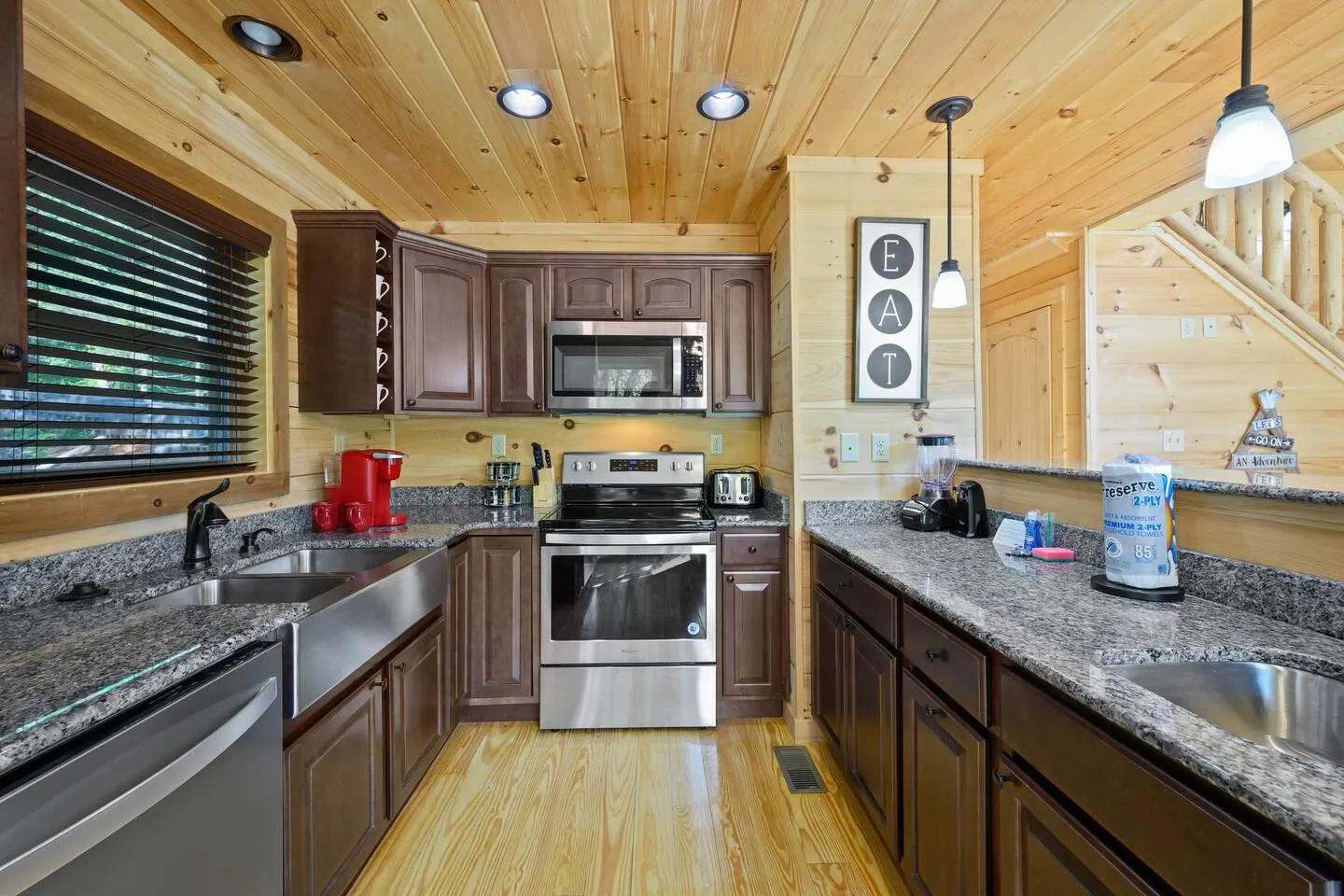 “Mountain Iris” Views! Hot Tub/Games/Dog-Friendly 8