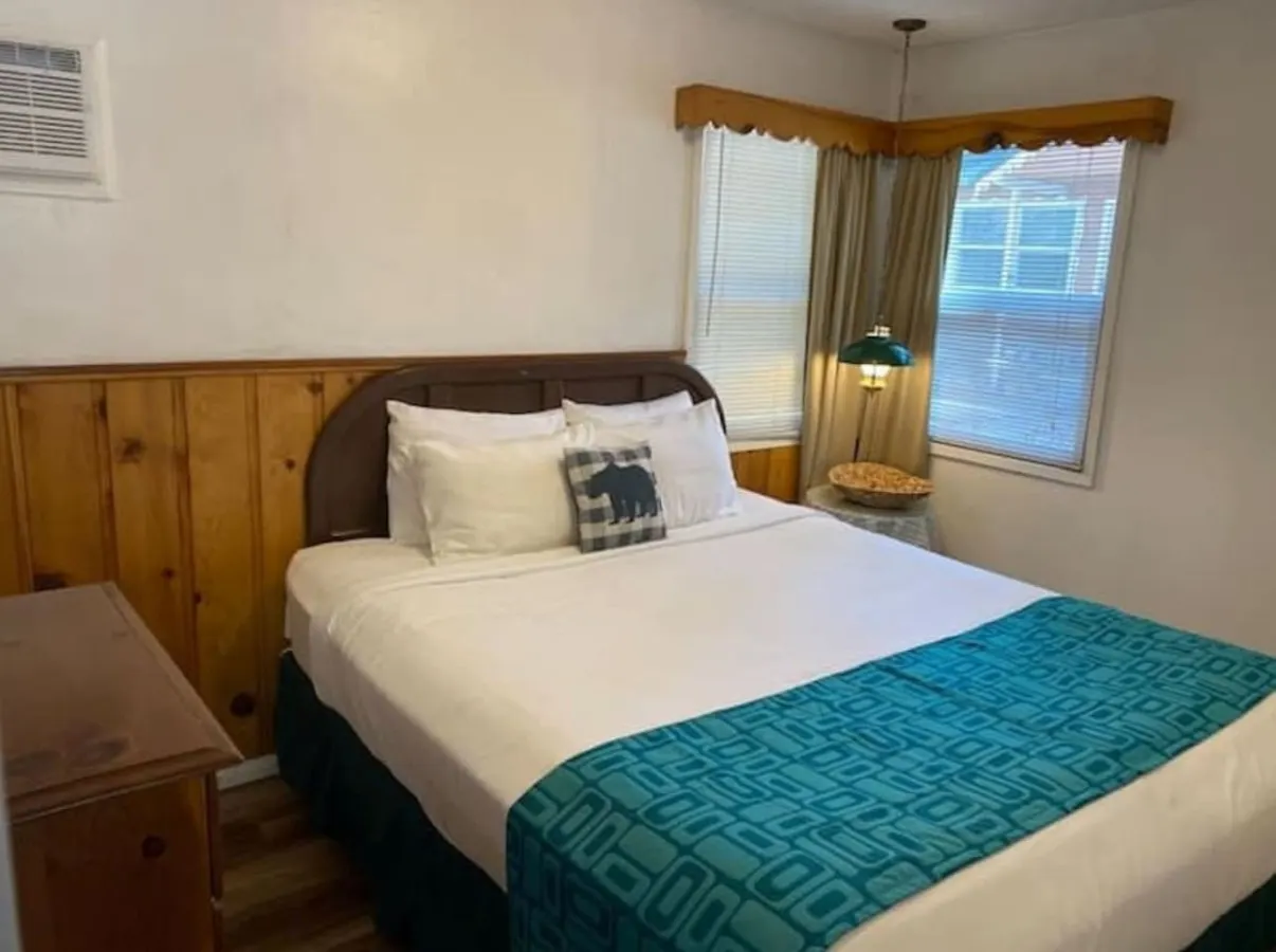 Charming Timber Haven Lodge (1BRM-4guest) Cabin #2 12