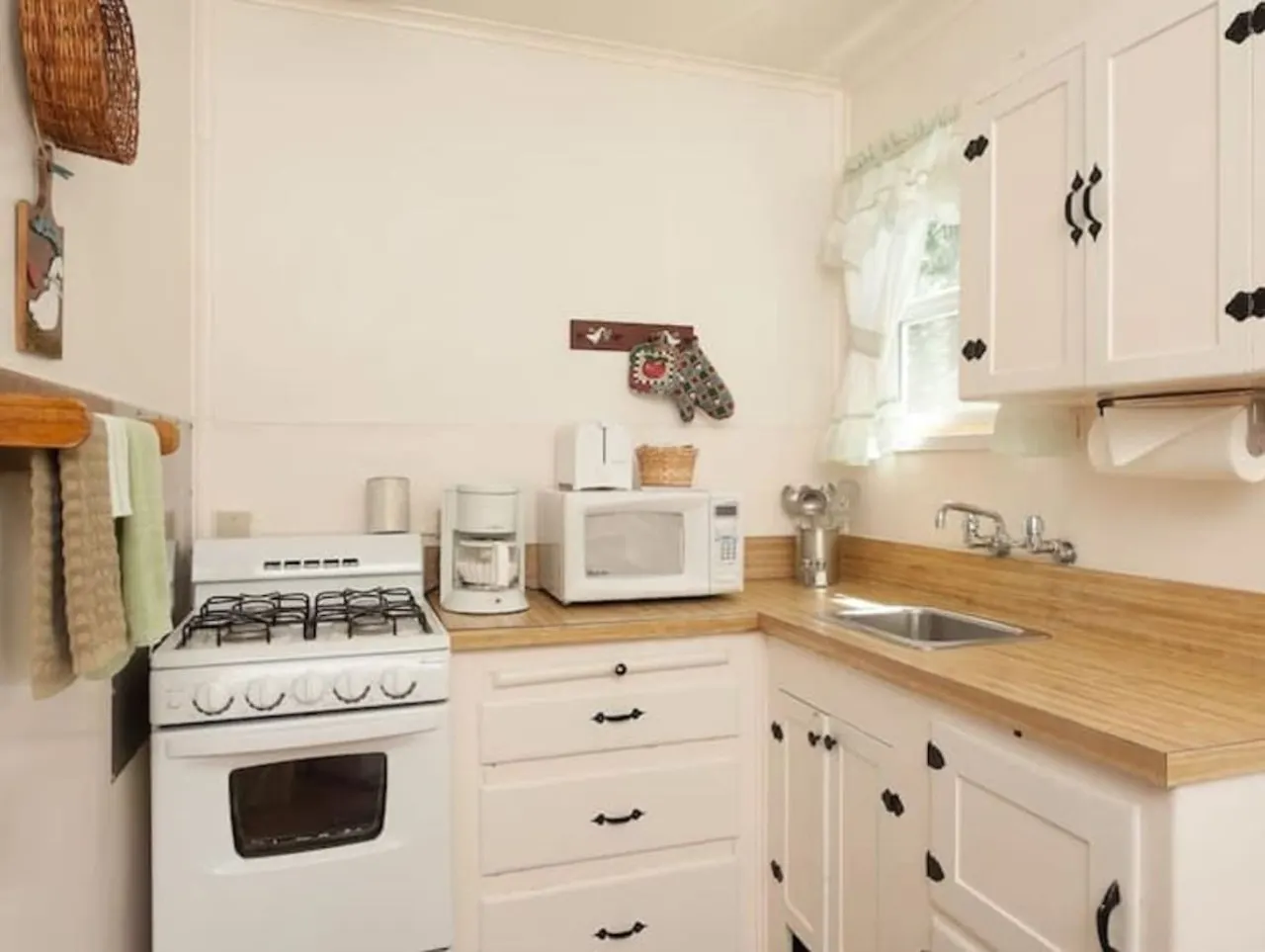 Charming Timber Haven Lodge (1BRM-4guest) Cabin #2 13