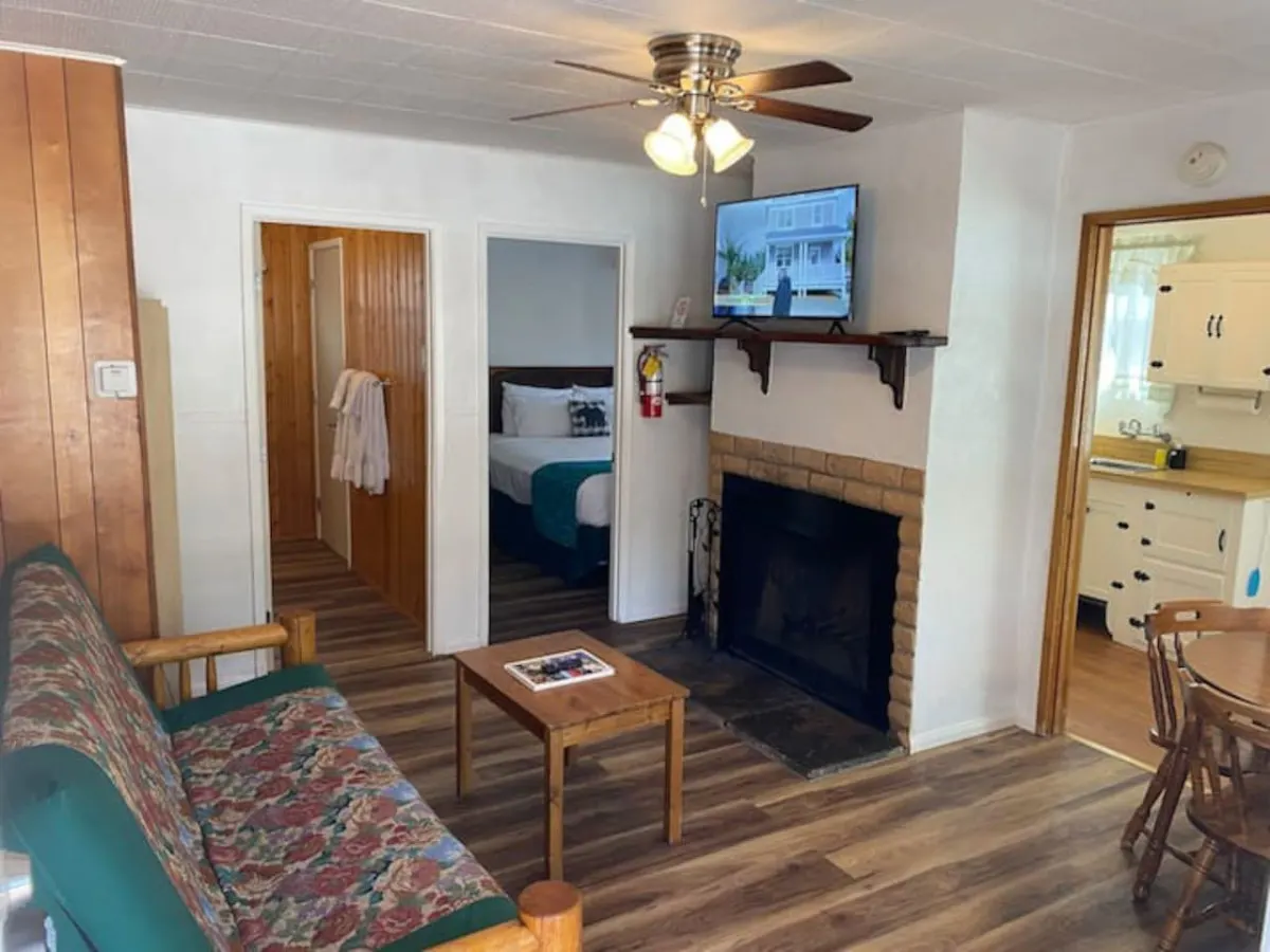 Charming Timber Haven Lodge (1BRM-4guest) Cabin #2 3