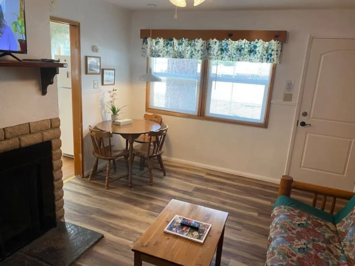 Charming Timber Haven Lodge (1BRM-4guest) Cabin #2 8