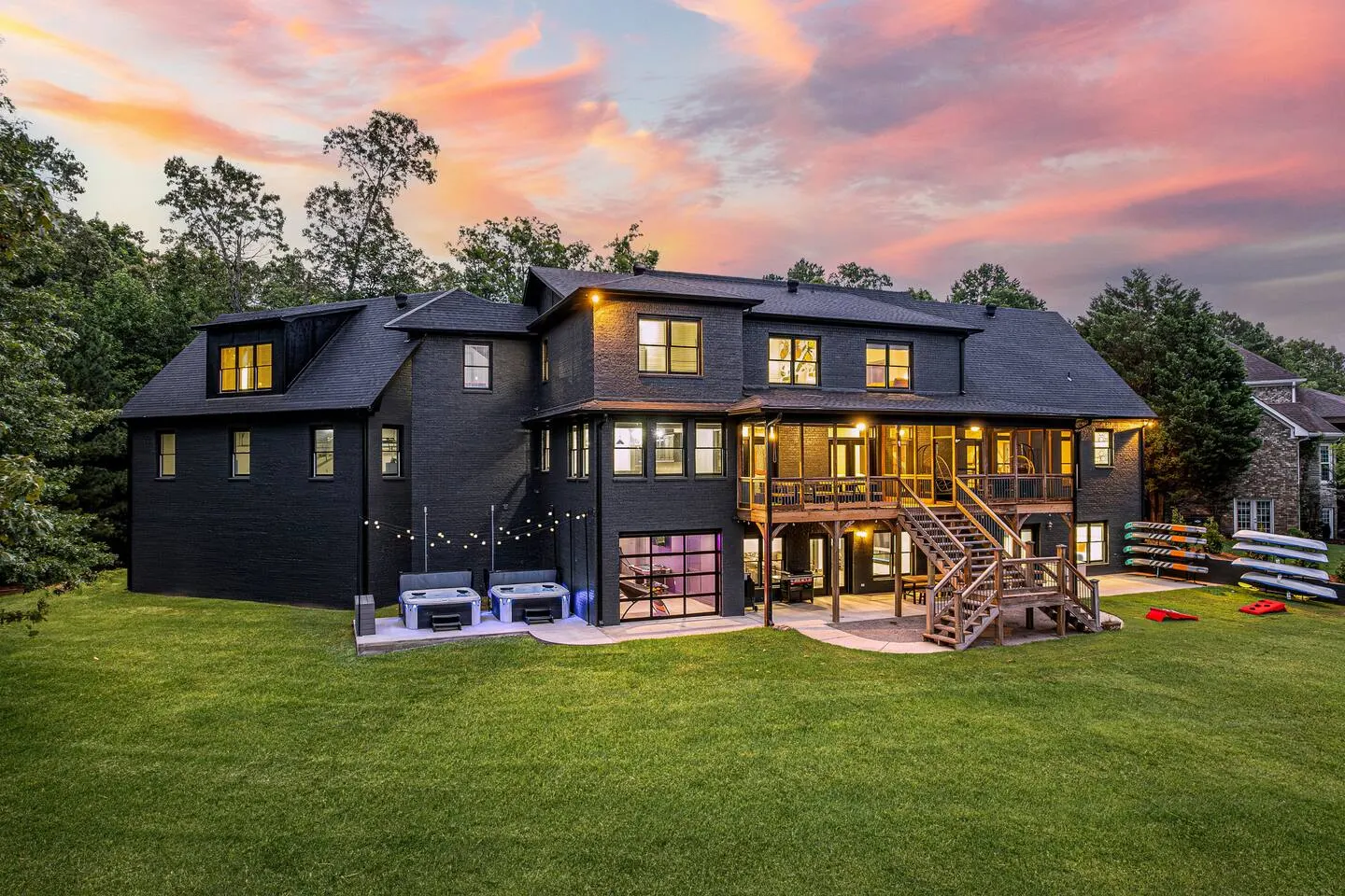 *Spacious Lakefront Mansion: 2 Hot Tubs, Sleeps 38
