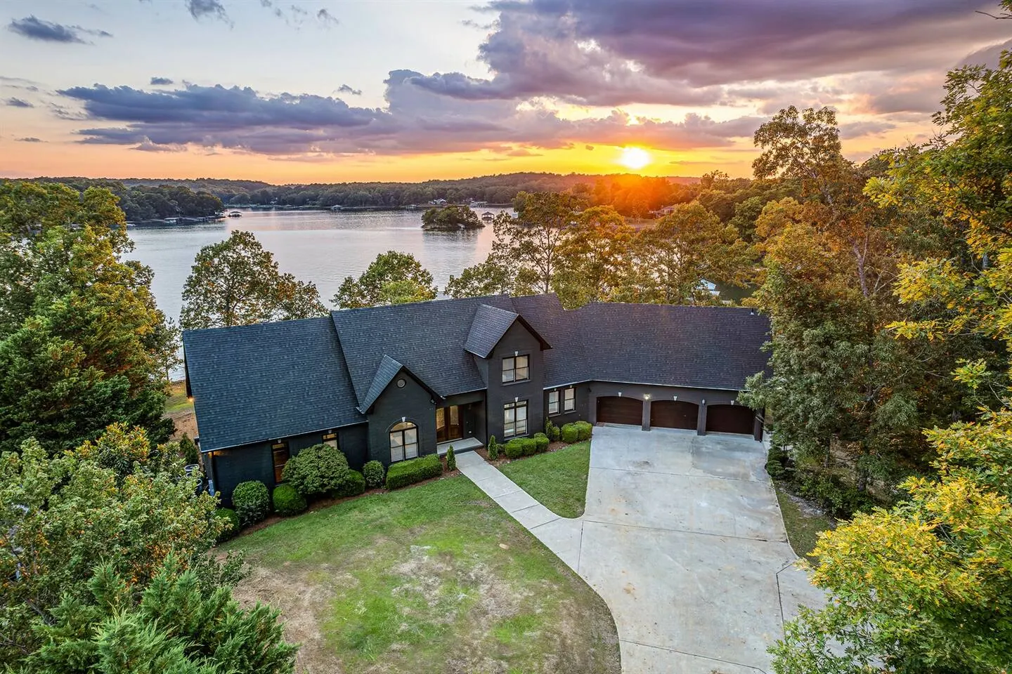 *Spacious Lakefront Mansion: 2 Hot Tubs, Sleeps 38 — photo 2