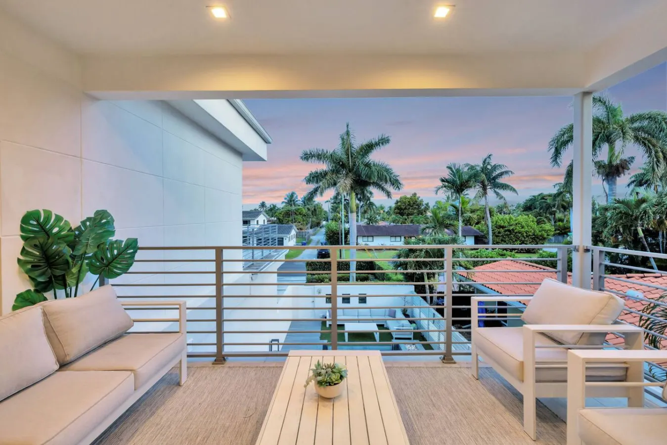 Stunning 3BR Villa W/Heated Pool • Hollywood Beach — photo 3