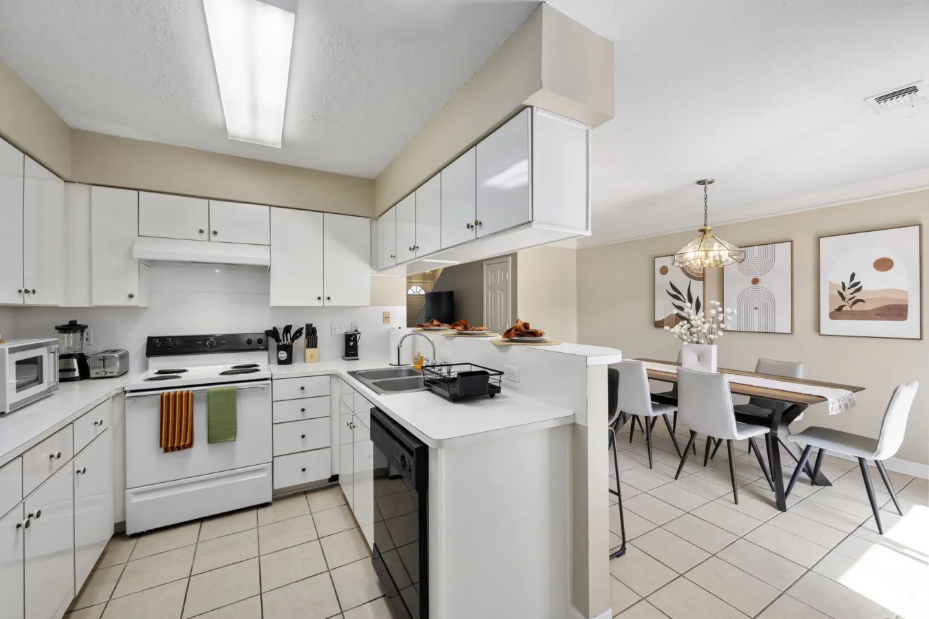 Montrose 2BR Townhome, Sleeps 10, Walk to Downtown Dining - Houston 10
