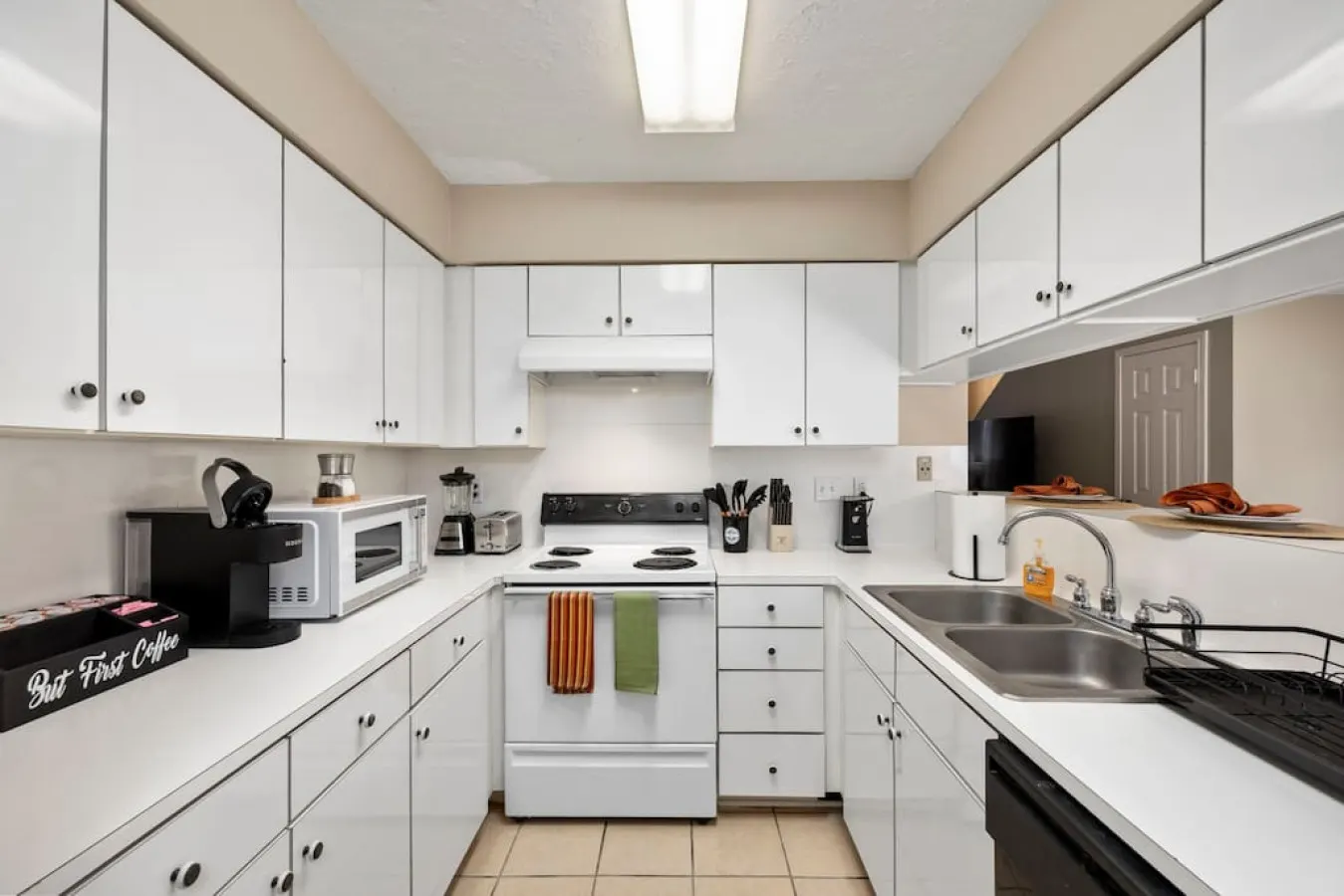 Montrose 2BR Townhome, Sleeps 10, Walk to Downtown Dining - Houston 11