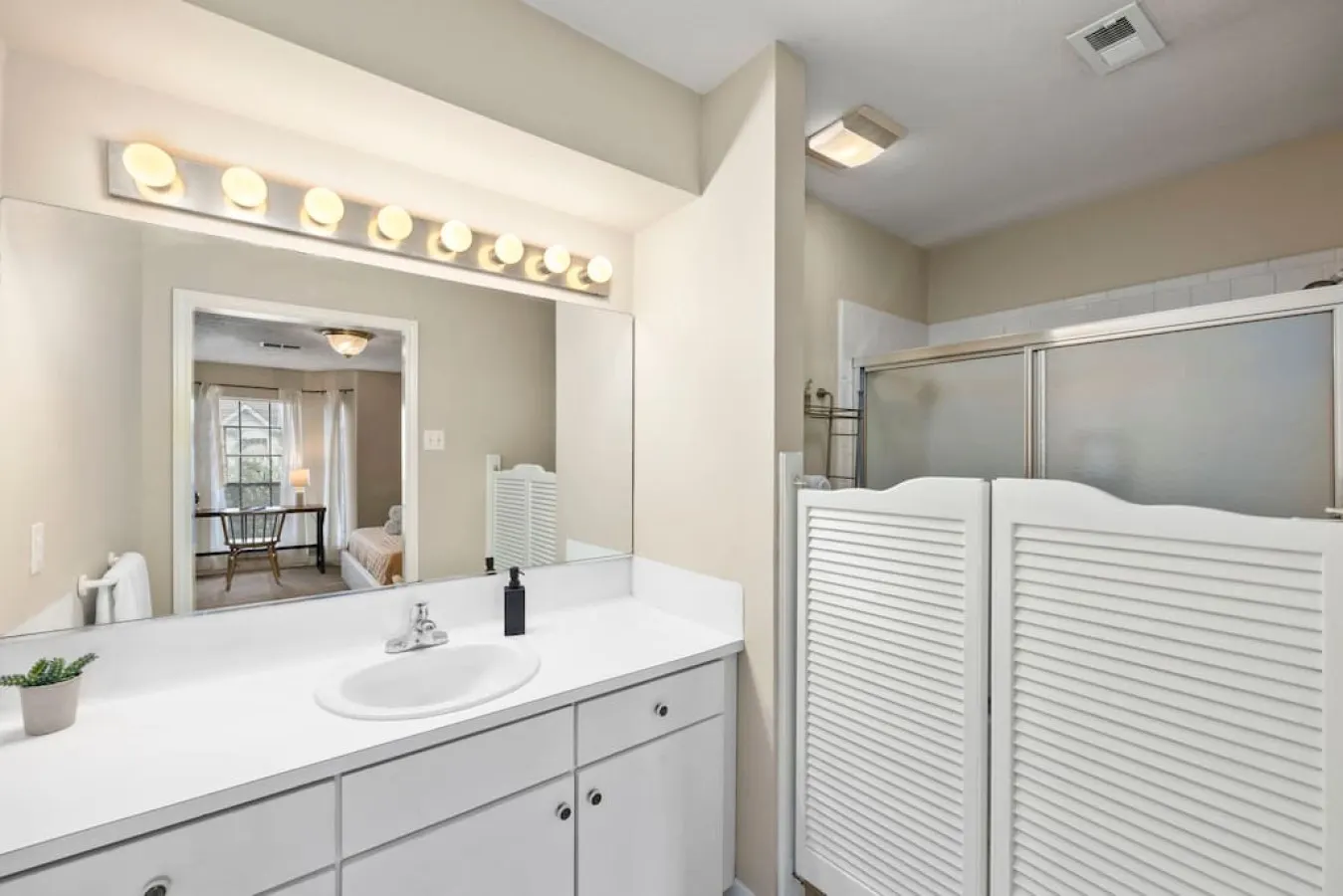 Montrose 2BR Townhome, Sleeps 10, Walk to Downtown Dining - Houston 13