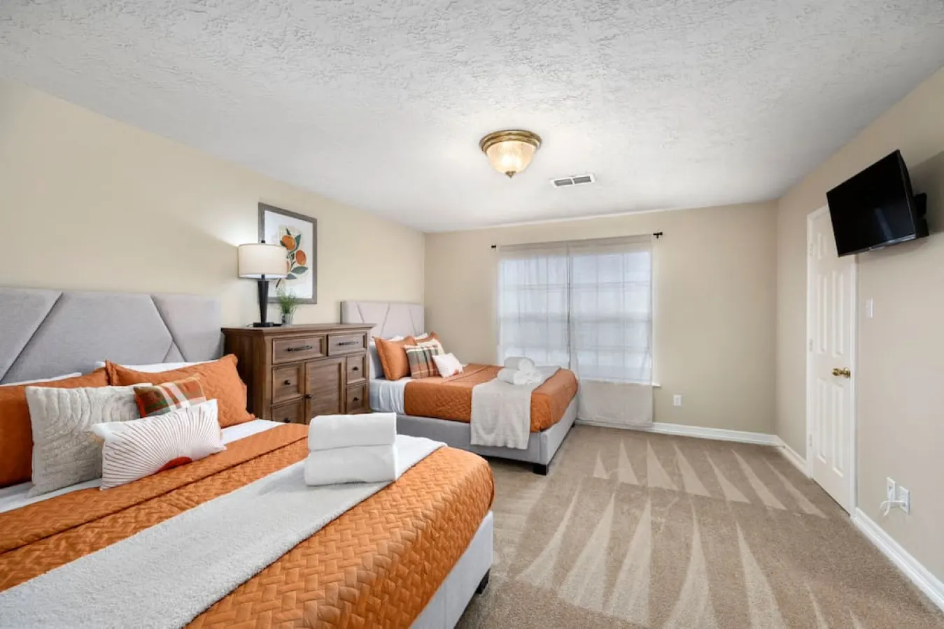 Montrose 2BR Townhome, Sleeps 10, Walk to Downtown Dining - Houston 14