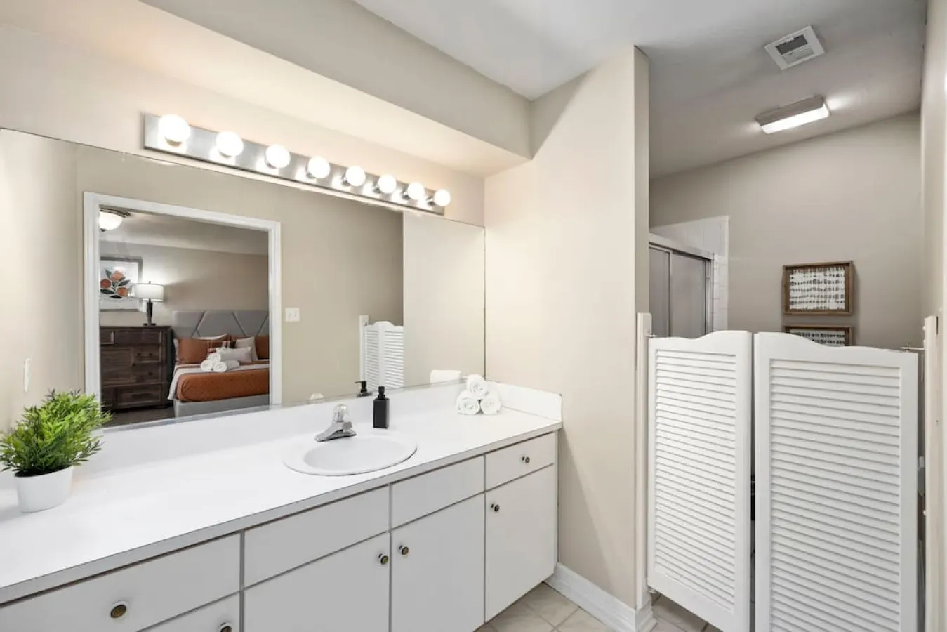 Montrose 2BR Townhome, Sleeps 10, Walk to Downtown Dining - Houston 15