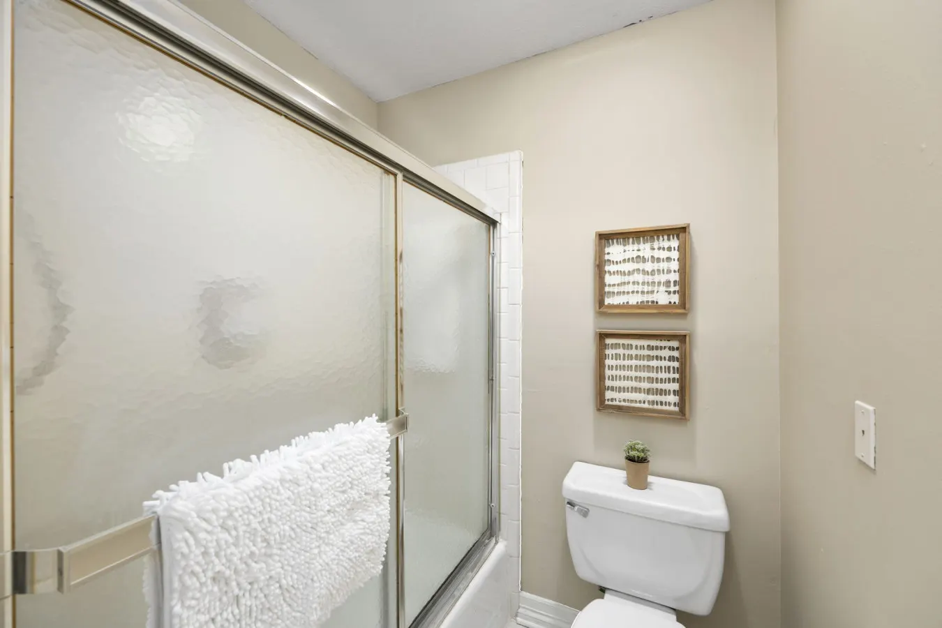 Montrose 2BR Townhome, Sleeps 10, Walk to Downtown Dining - Houston 16