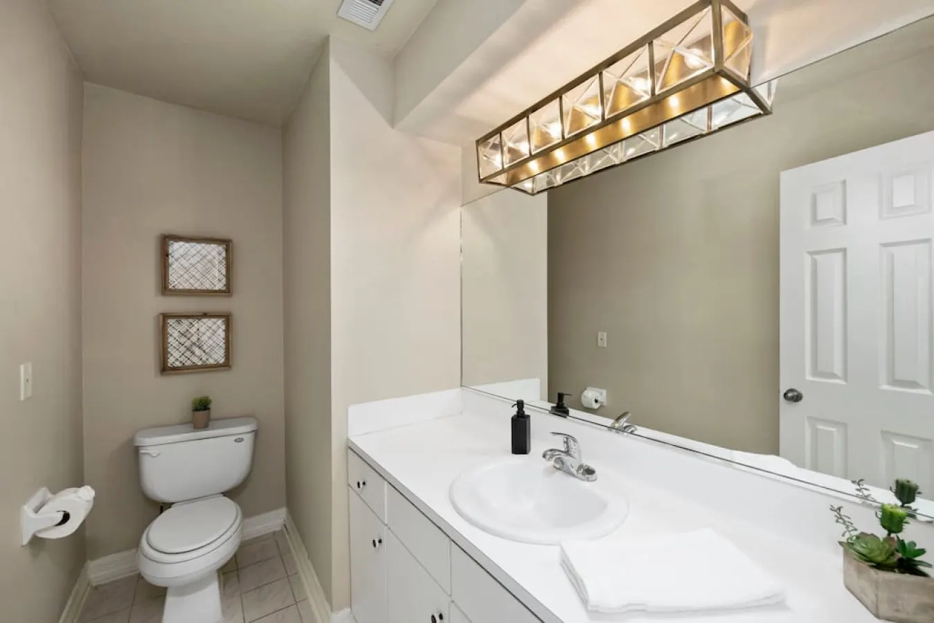 Montrose 2BR Townhome, Sleeps 10, Walk to Downtown Dining - Houston 17