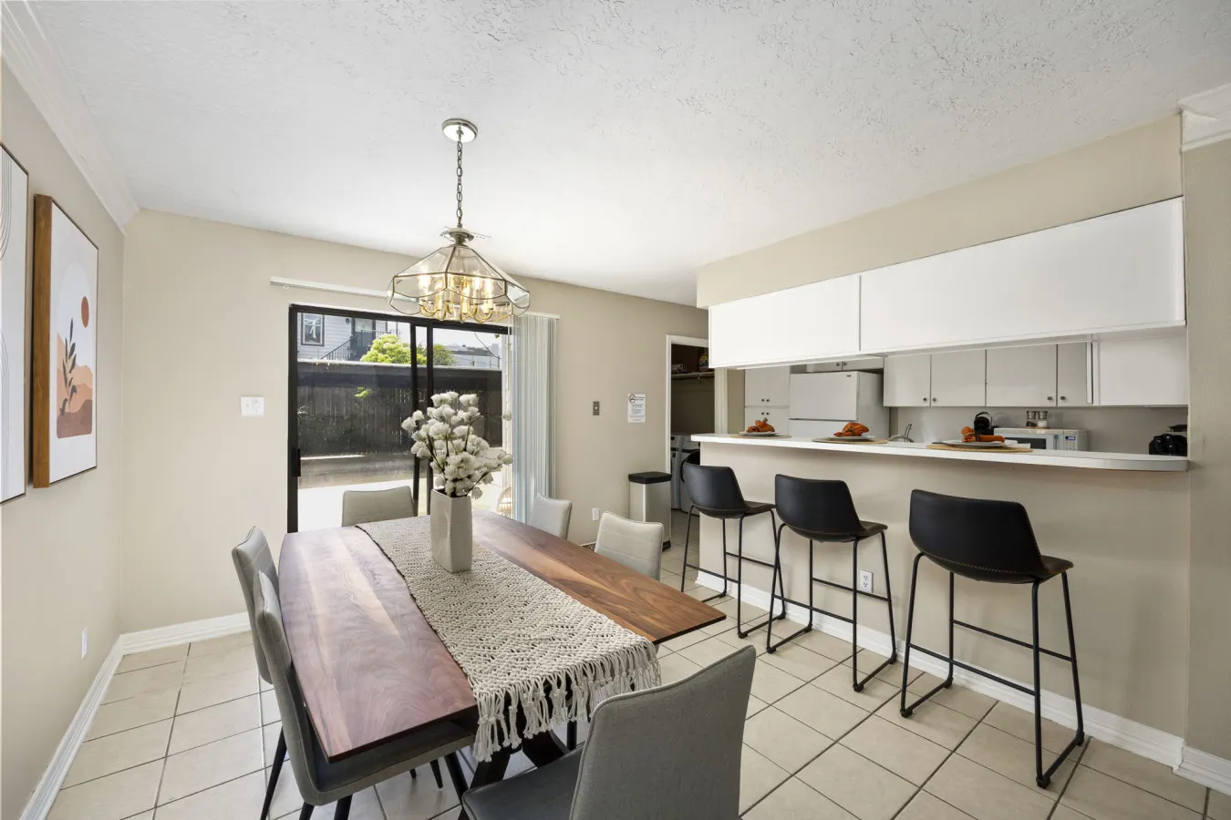 Montrose 2BR Townhome, Sleeps 10, Walk to Downtown Dining - Houston 3