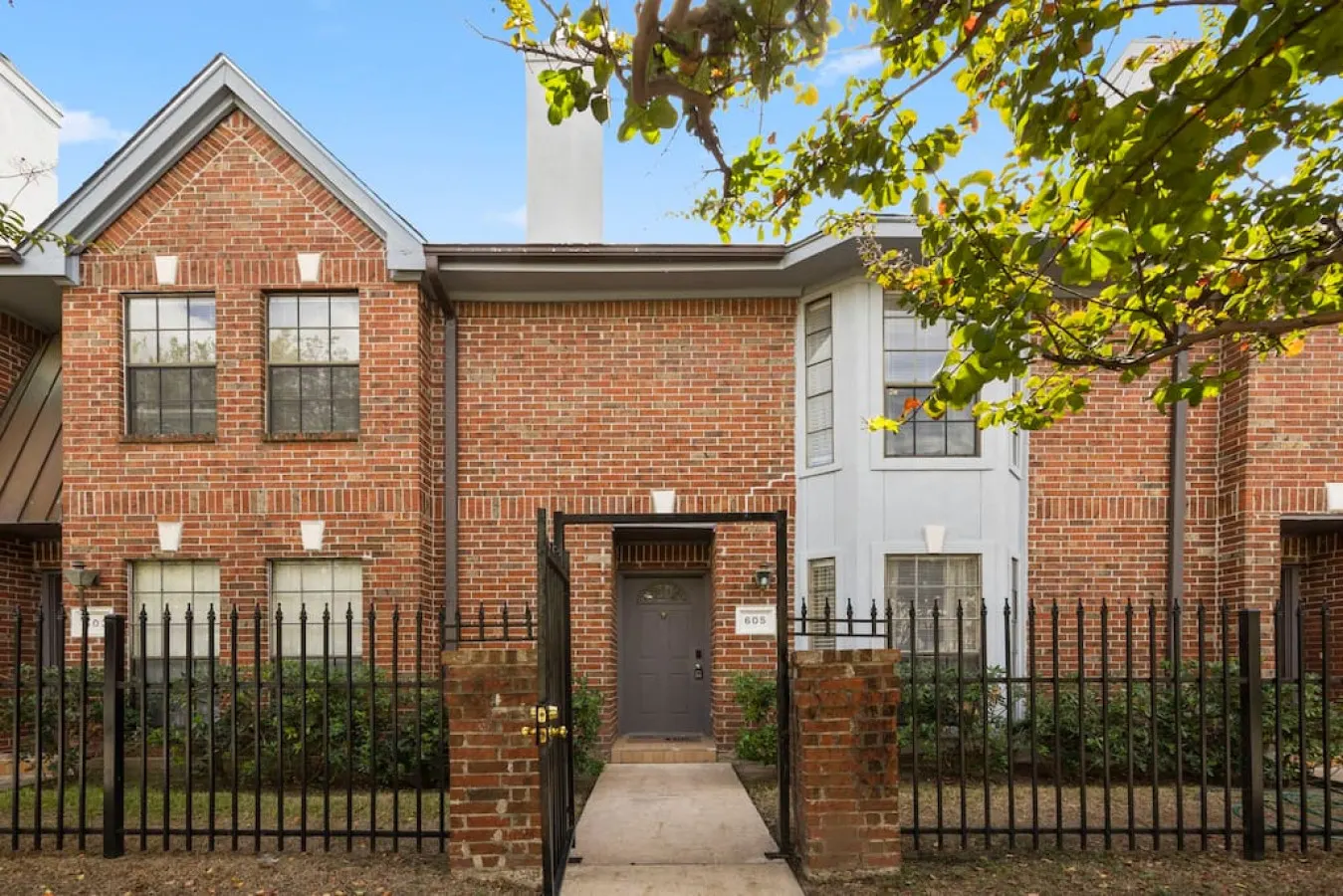 Montrose 2BR Townhome, Sleeps 10, Walk to Downtown Dining - Houston 6