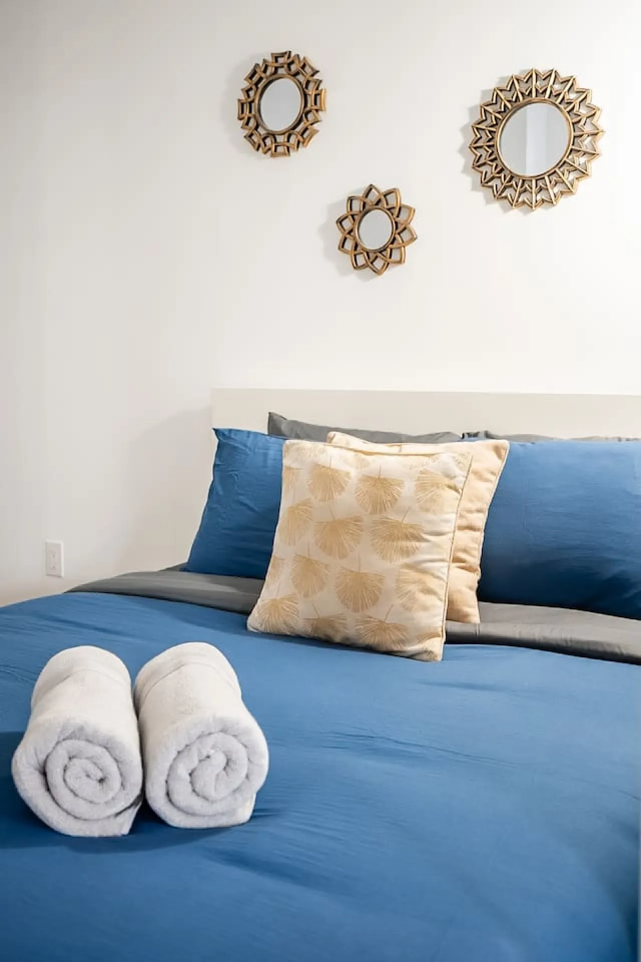 Modern 1BR Home Sleeps 4 Prime Location 13