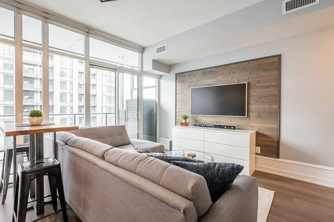 Modern 1BR Home Sleeps 4 Prime Location 3