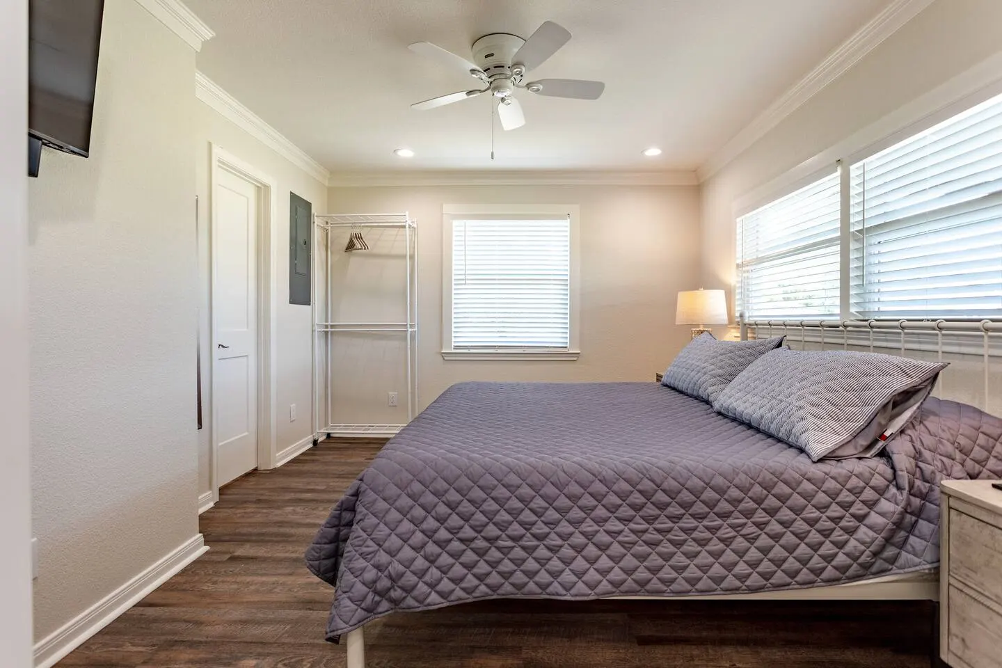 Scale House | Historic Texas Getaway | Sport Court — photo 4