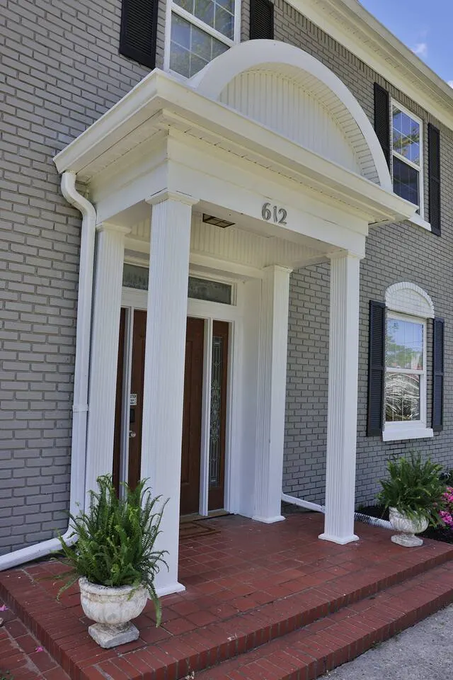 The Grand Colonial Manor on East 11th (3 Kings) — photo 2