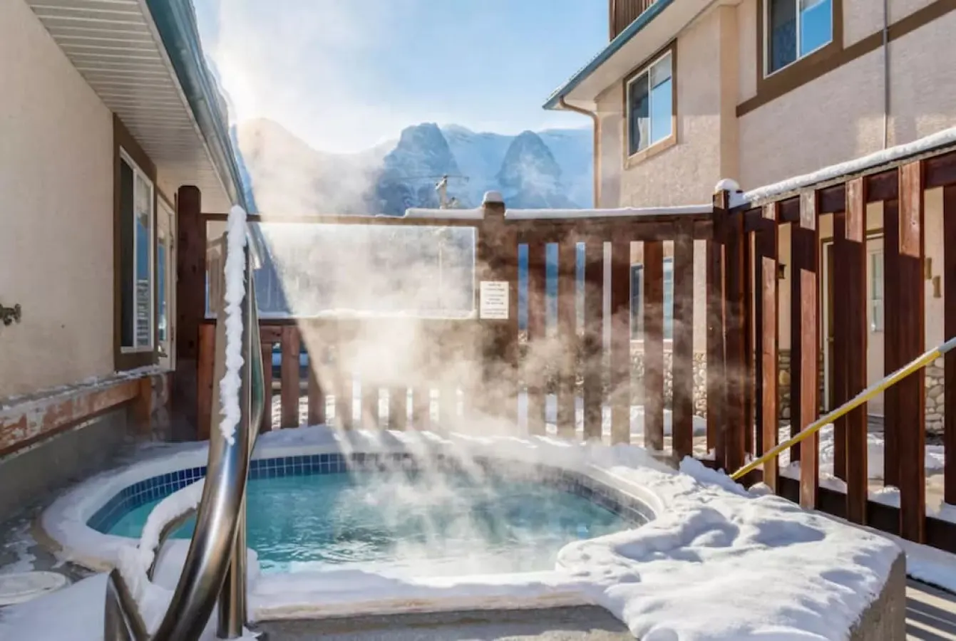 Mountain Escape: Hot Tub, Firepit, Mins from Banff 6