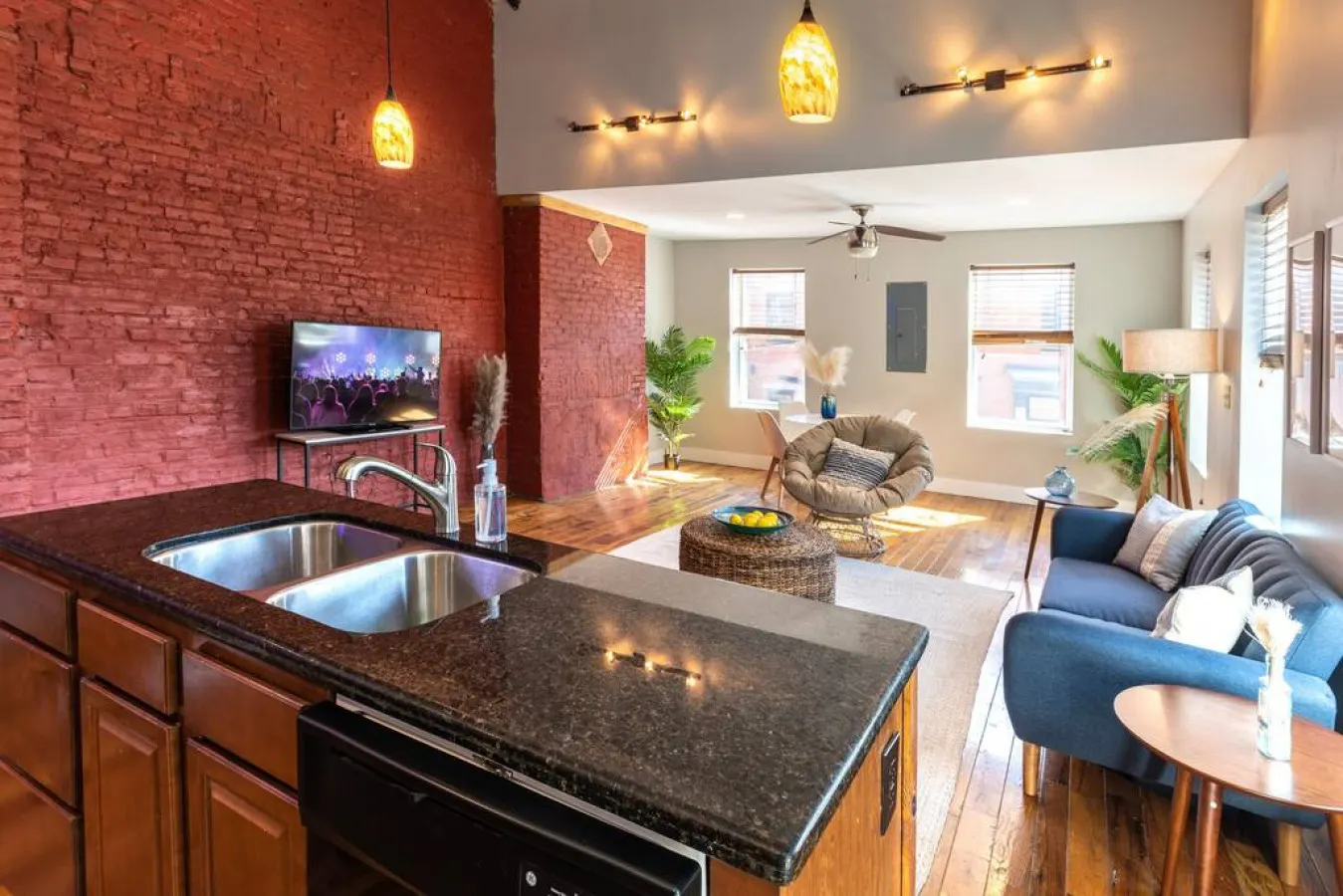 Broadway Suites - Stunning Downtown Condos 9