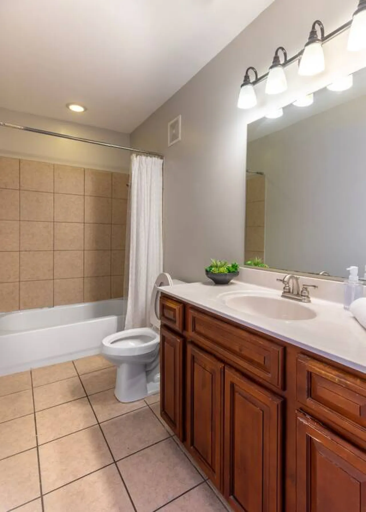 Broadway Suites - Stunning Downtown Condos 18