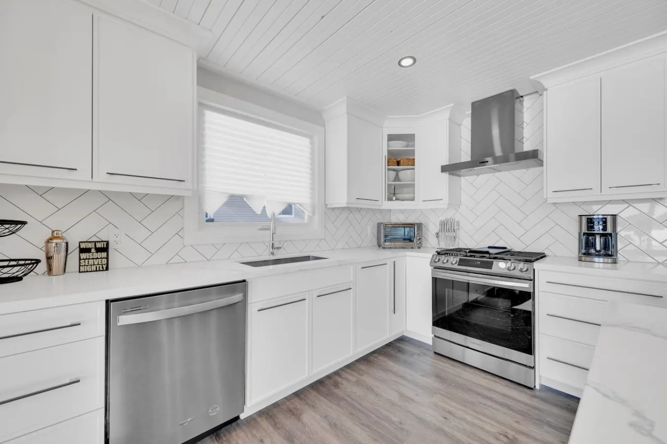 The North Shore - New - Waterfront -* Arcade * Hot tub * 14