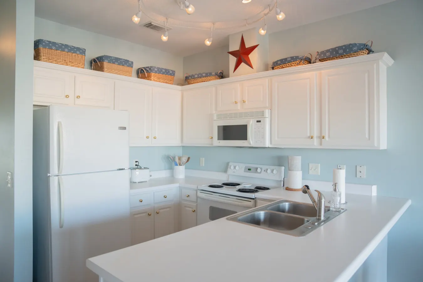 Nautical Nest: 2 Bed 2 Ba Across from South Beach — photo 4